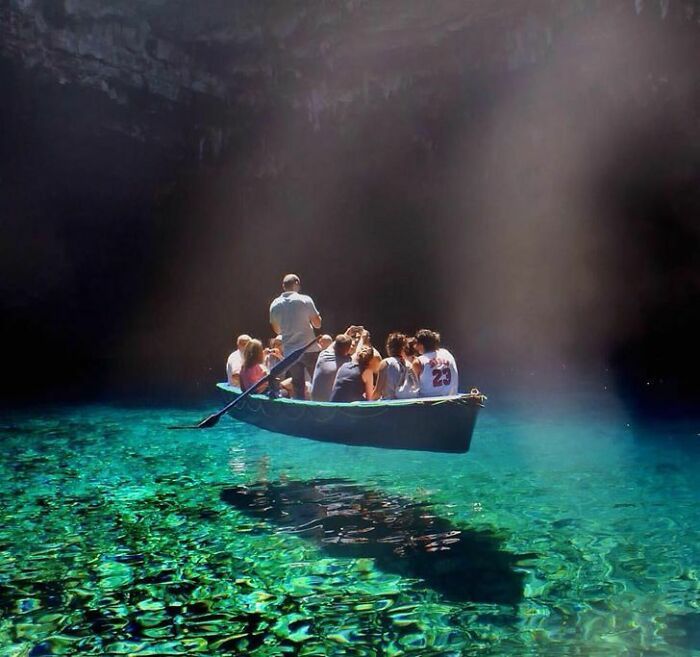 L’eau la plus claire du monde, le lac Melissani, en Grèce.