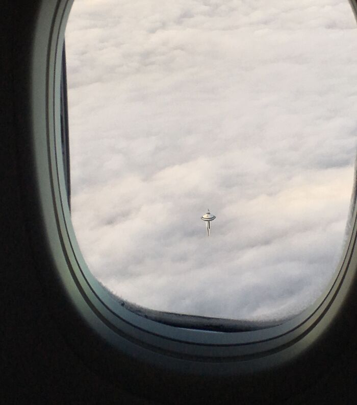 L’aiguille de l’espace à Seattle au-dessus des nuages ressemble à la ville des nuages de Star Wars.