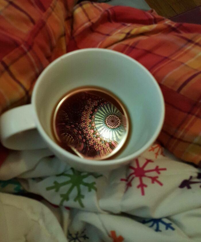 La tapisserie au-dessus de mon lit a fait un joli reflet dans mon café ce matin.