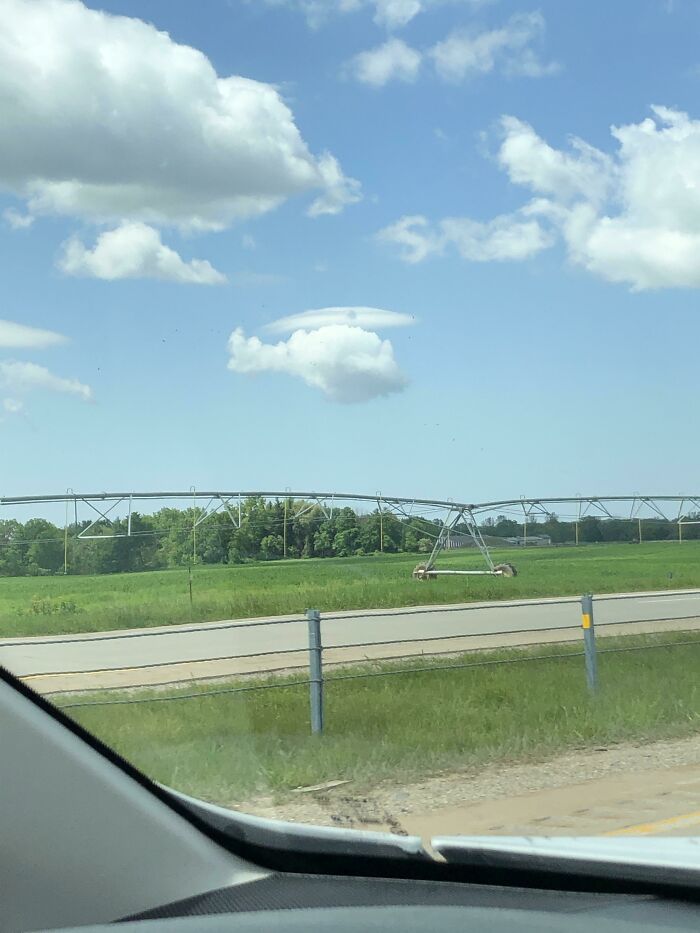 J’ai vu un nuage lenticulaire au-dessus d’un cumulus qui ressemblait à un hélicoptère.