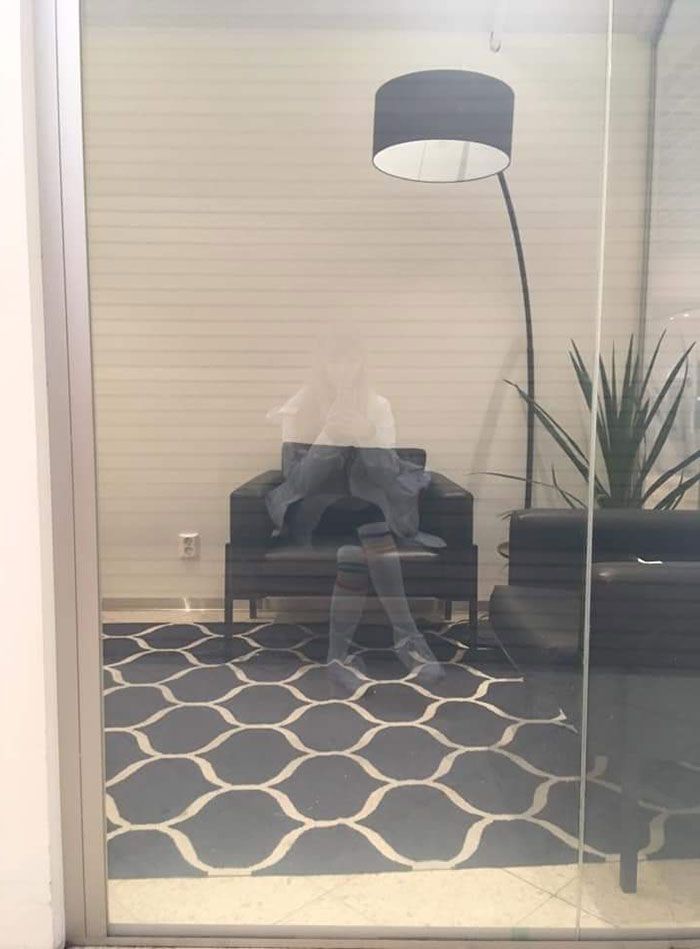 Je me suis assise sur un banc à l’extérieur d’un bureau et j’ai remarqué que mon reflet dans la fenêtre était parfaitement adapté à la chaise.