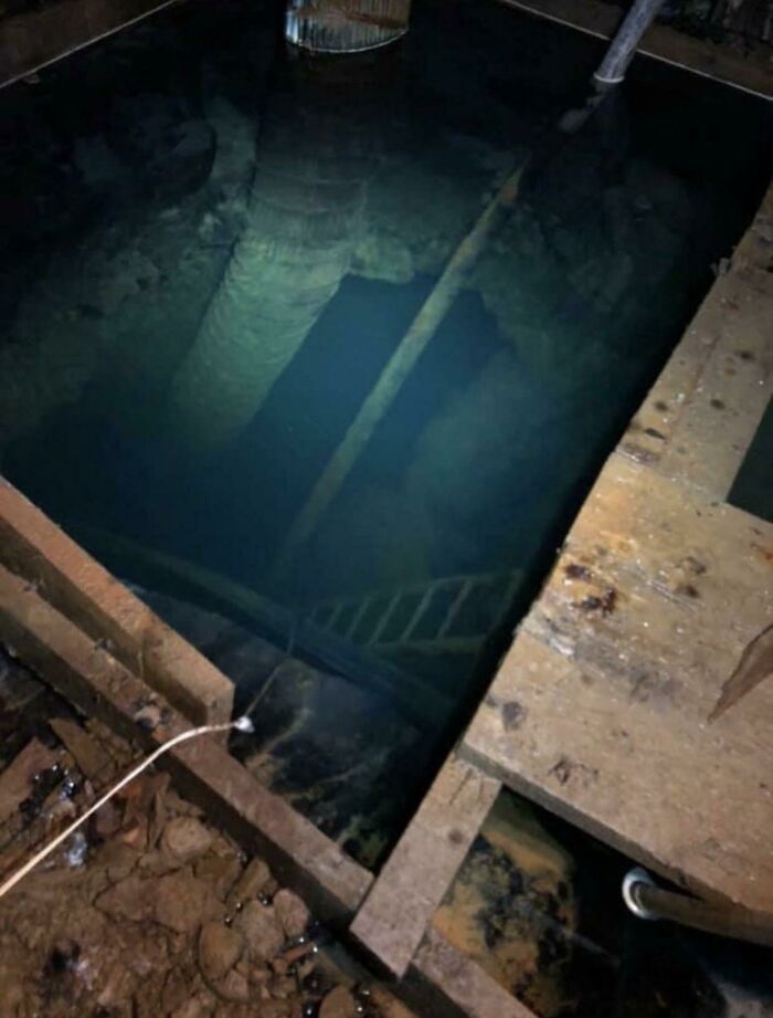 un puits de mine abandonné et inondé