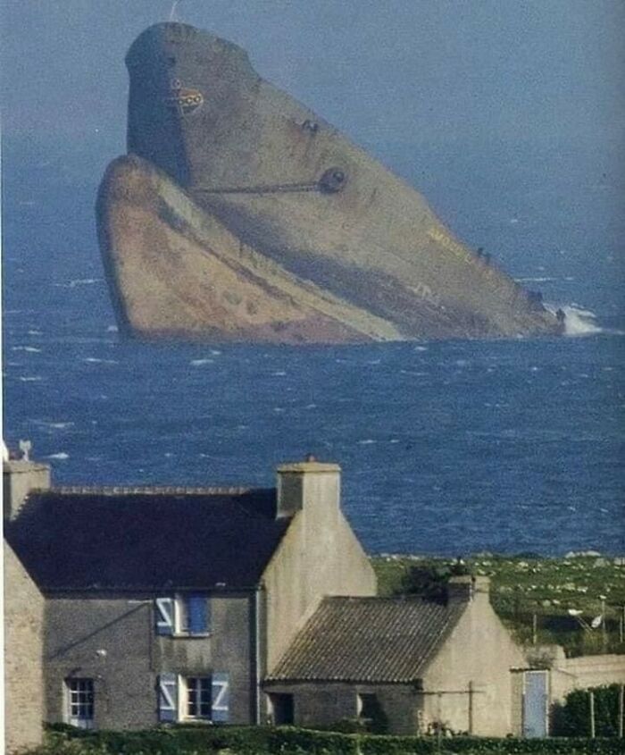 ce vaisseau échoué ressemble à un méga géant