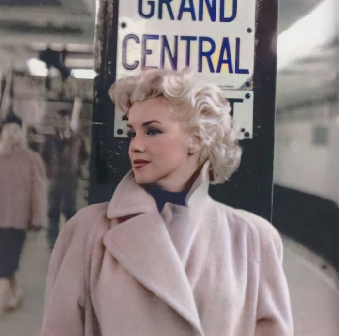 marilyn monroe dans le métro de new york, à la station grand central en 1955.