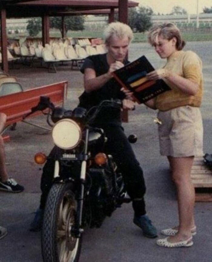 sting donnant son autographe à une jeune gwen stefani, 1983