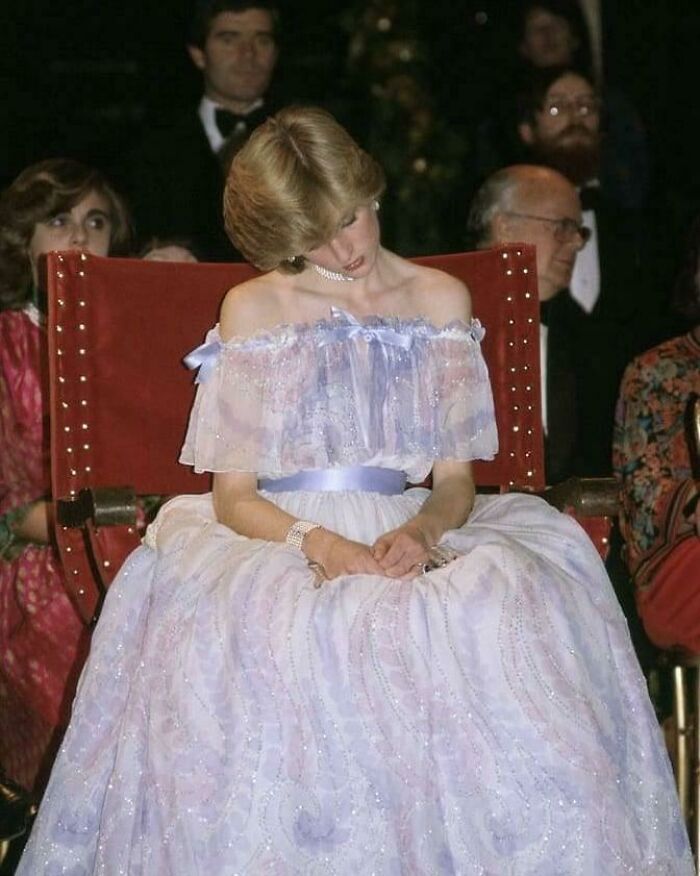 la princesse diana s’assoupit en regardant un spectacle du musée en 1981
