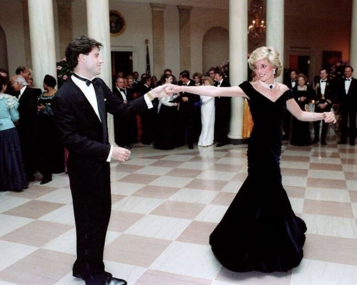 john travolta et la princesse diana dansent à la maison blanche, 1985.