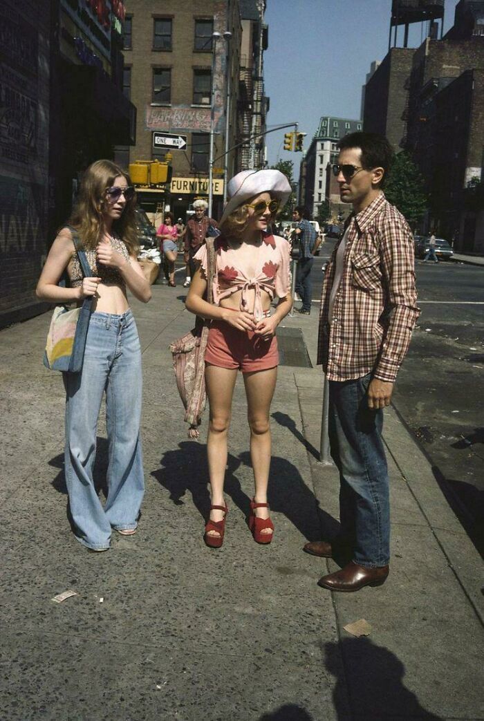 jodie foster et robert de niro sur le plateau du film taxi driver de martin scorsese, 1976.