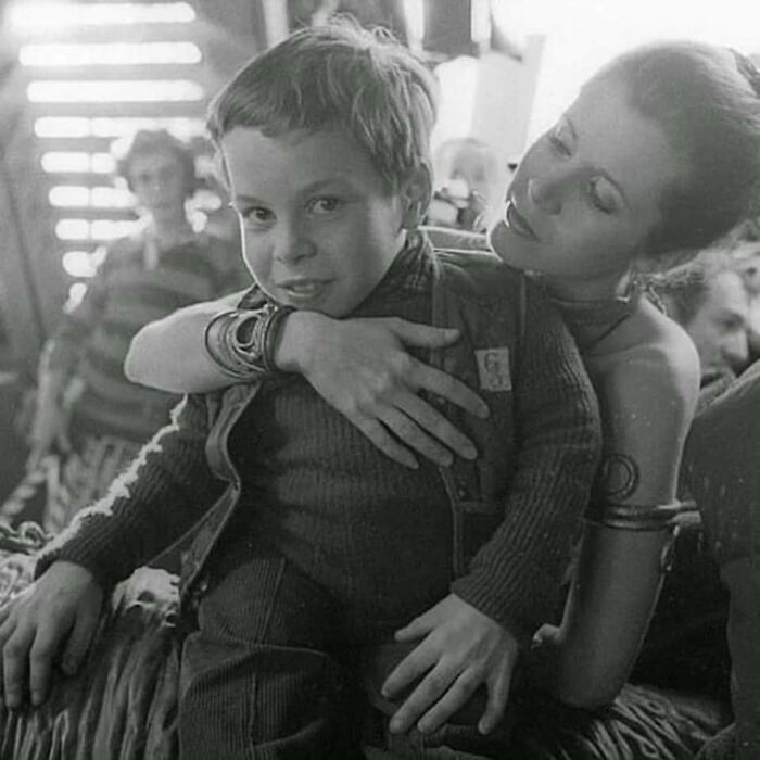 carrie fisher et un warwick davis de 13 ans dans les coulisses du retour du jedi en 1983.