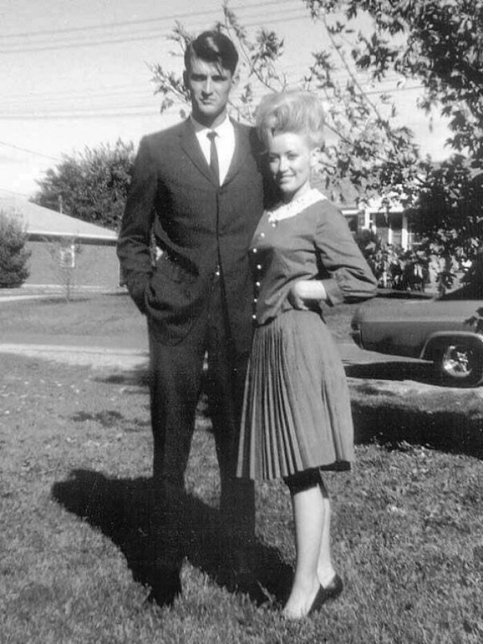 une jeune dolly parton avec son mari carl dean, marié depuis 1966.