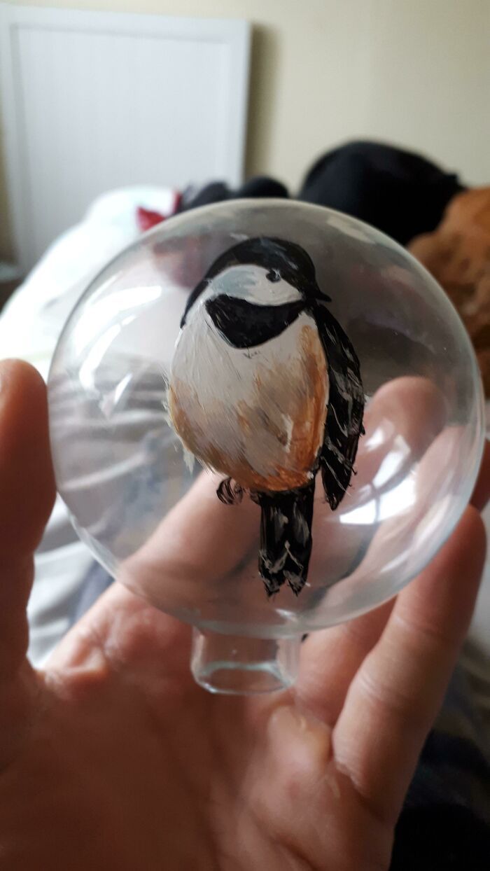 Ma femme a commencé à peindre des ornements pour Noël, et n’a réalisé qu’après avoir terminé cet oiseau qu’elle l’avait fait à l’envers.