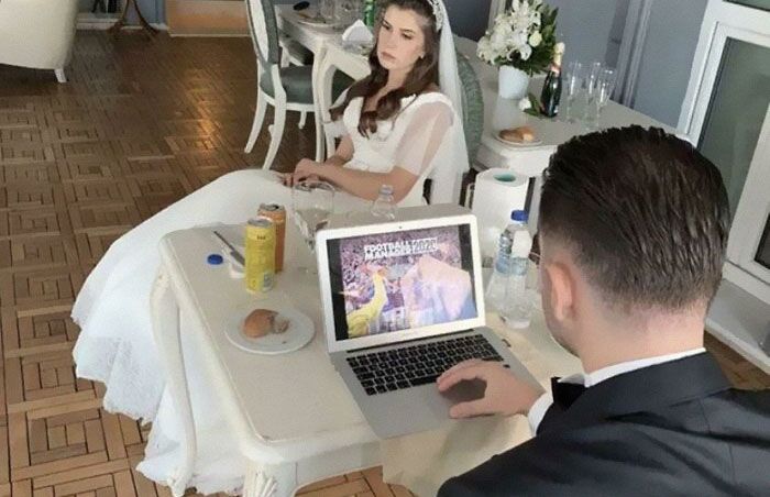 Le marié a apporté son ordinateur portable à son mariage pour jouer à un jeu sur son ordinateur.