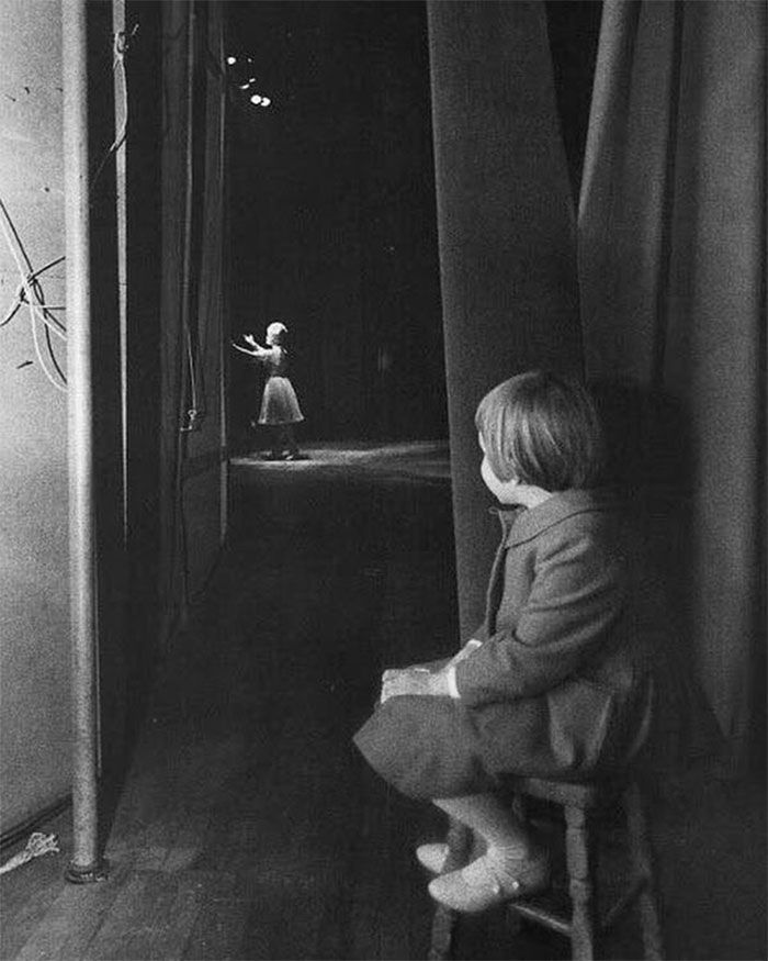 carrie fisher regarde sa mère debbie reynolds dans les coulisses de l’hôtel riviera à las vegas, 1963