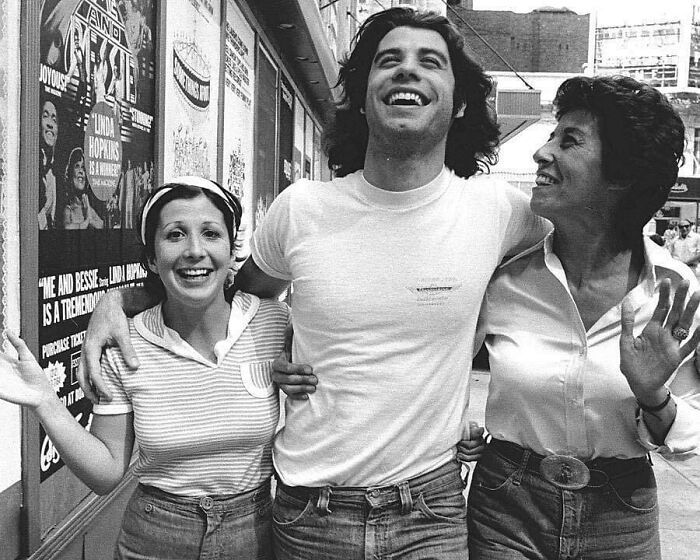 john travolta avec ses sœurs ellen et ann pendant la production scénique de bus stop, 1976