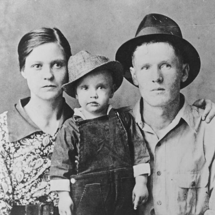 portrait de famille d’un elvis presley de deux ans et de ses parents gladys et vernon, 1937