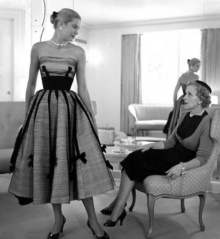 grace kelly fait du shopping pour des robes avec sa mère margaret à new york, 1955