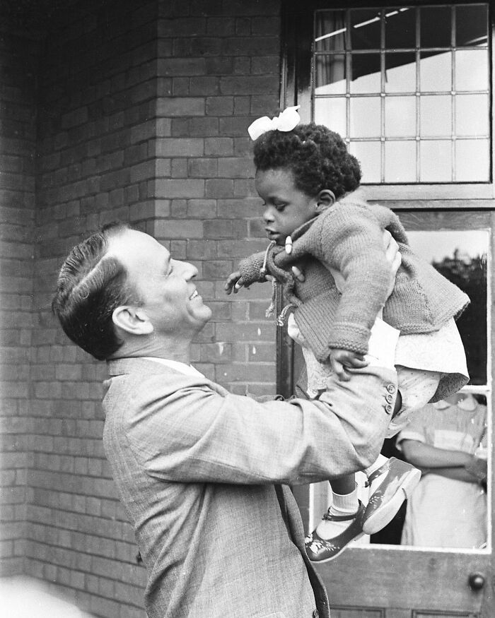 frank sinatra partage un doux moment avec une petite fille lors de sa visite à l’école du royal national college for the blind à northwood, middlesex, 1962