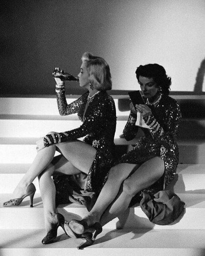 marilyn monroe et jane russell pendant une pause dans le tournage de gentlemen prefer blondes, 1953