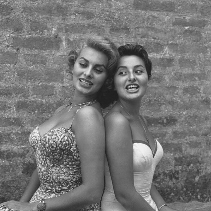 sophia loren assise dos à dos avec sa petite sœur maria, 1955