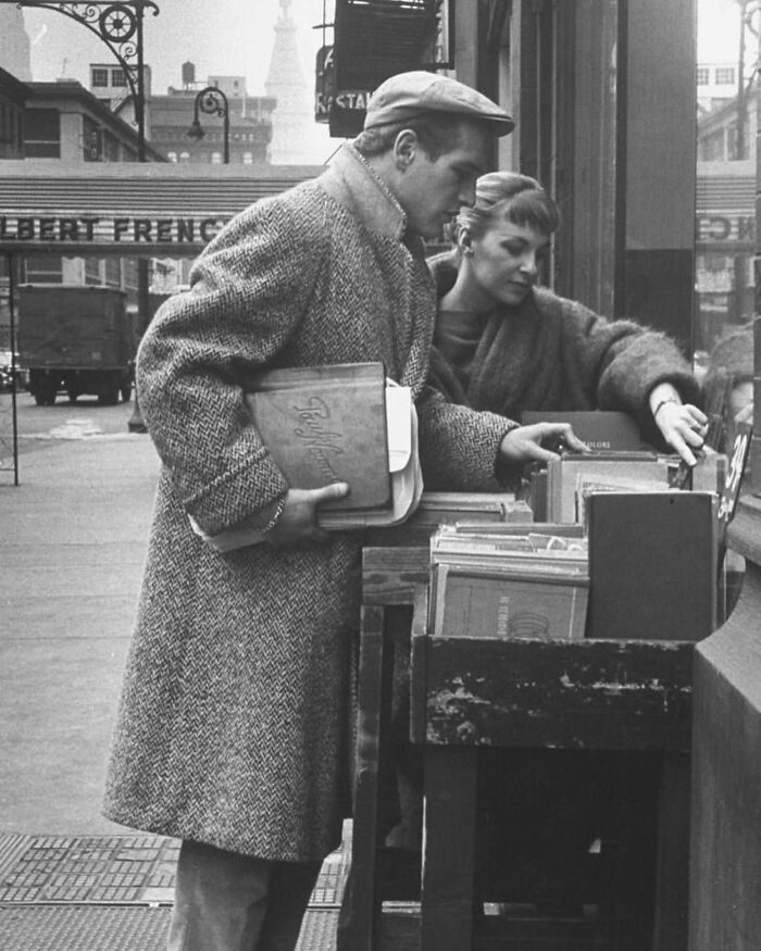 paul newman et joanne woodward faisant des achats de livres à new york, 1959