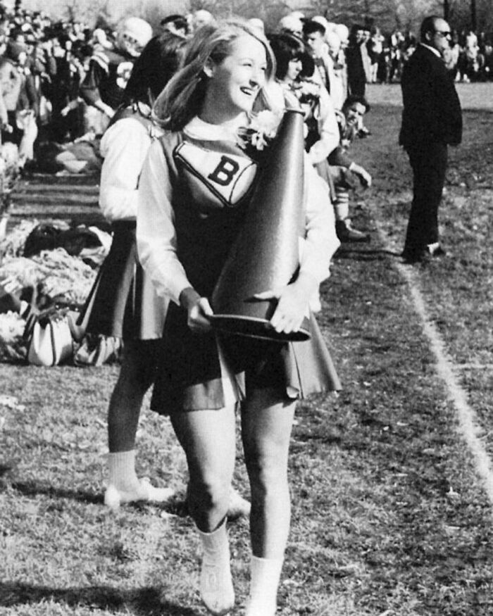 meryl streep à l’école secondaire bernards, 1966. elle était membre de l’équipe de pom-pom girls de l’université et a été nommée reine du homecoming pendant sa dernière année.