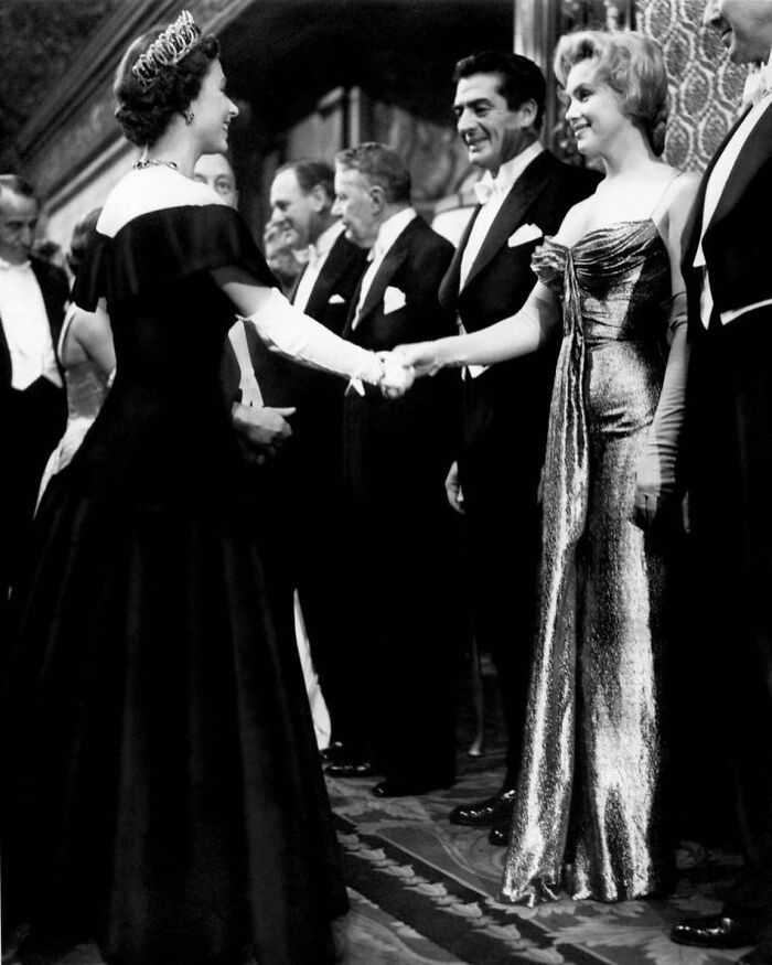 le 29 octobre 1956, elizabeth a assisté à la première de the battle of the river plate avec sa sœur margaret à l’odeon leicester square. joan crawford, marilyn monroe et brigitte bardot faisaient partie des invités de marque.
