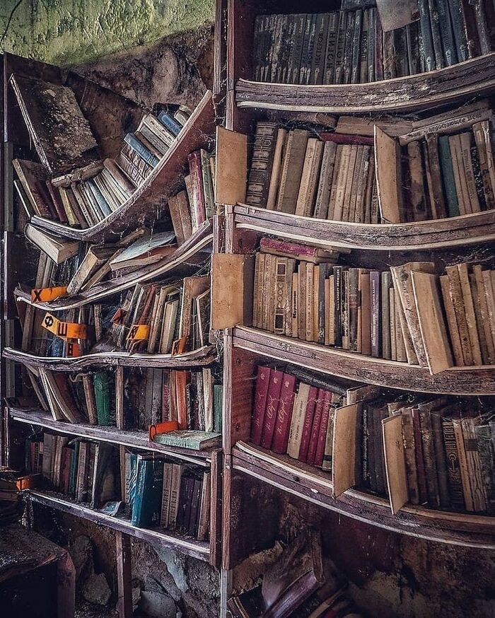 bibliothèque abandonnée