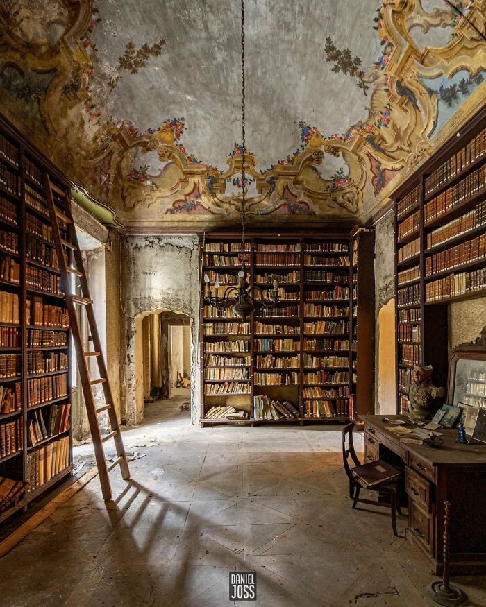 bibliothèque abandonnée quelque part en italie