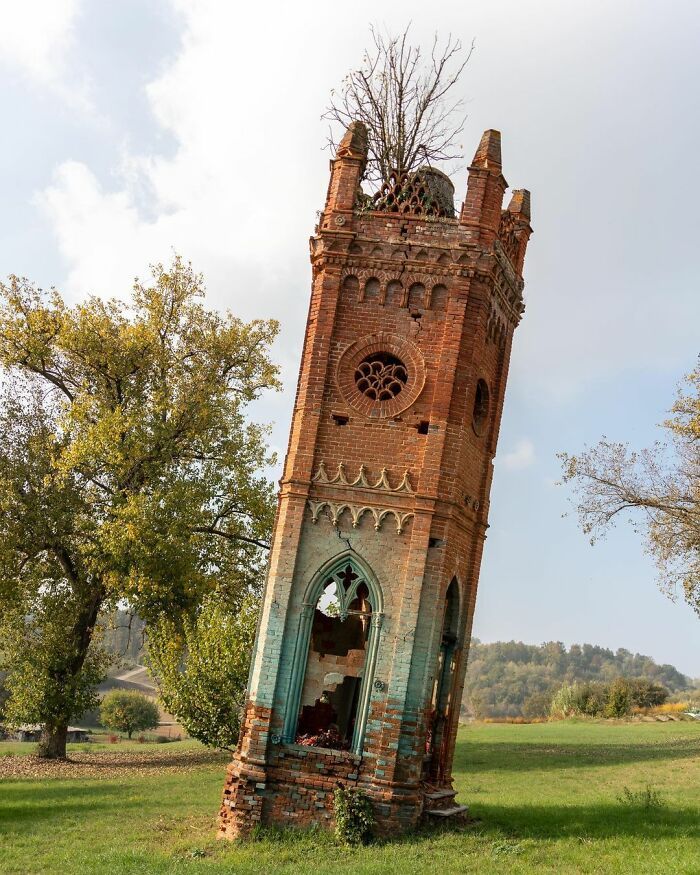 une tourelle néo-gothique délabrée cachée parmi les collines – italie
