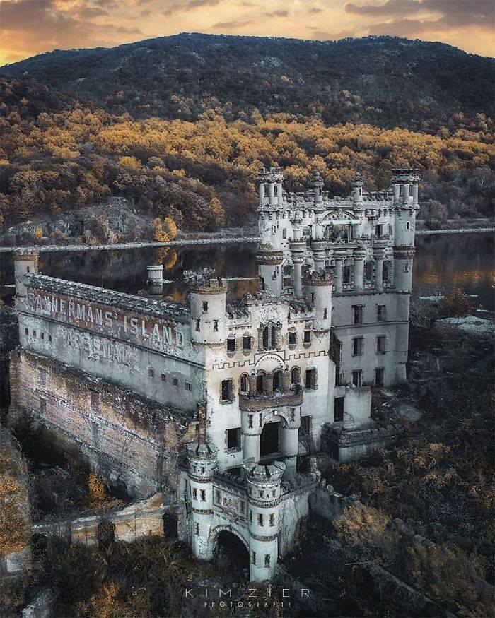 les ruines du château de bannerman, un entrepôt de surplus militaire abandonné, se dressent toujours au milieu de la rivière hudson.