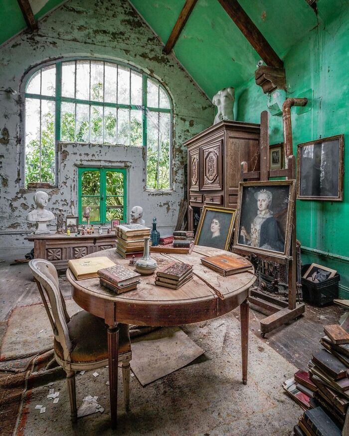 le cabinet des bustes studio d’artiste dans un manoir français abandonné