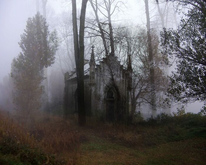 chapelle abandonnée dans un cimetière brumeux