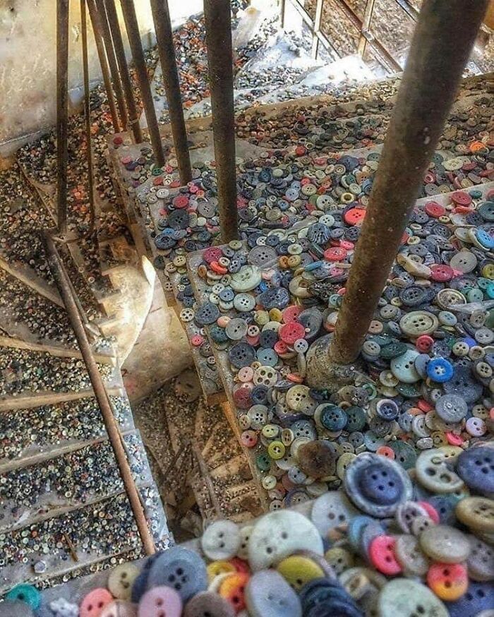 l’escalier d’une usine de boutons abandonnée