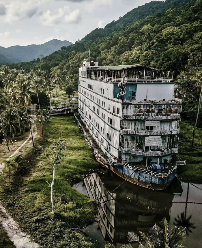 Il s’agit d’un bateau échoué à Koh Chang et qui pouvait être réservé comme hébergement. Maintenant, il est complètement désert depuis quelques années déjà et les gens l’appellent le “bateau fantôme”.