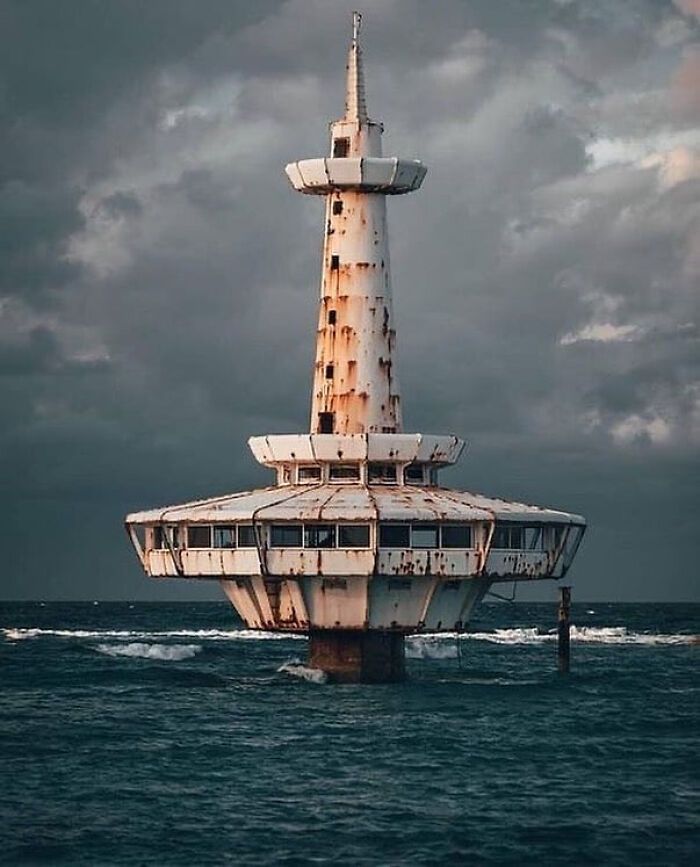 tour d’observation abandonnée à coral island, bahamas