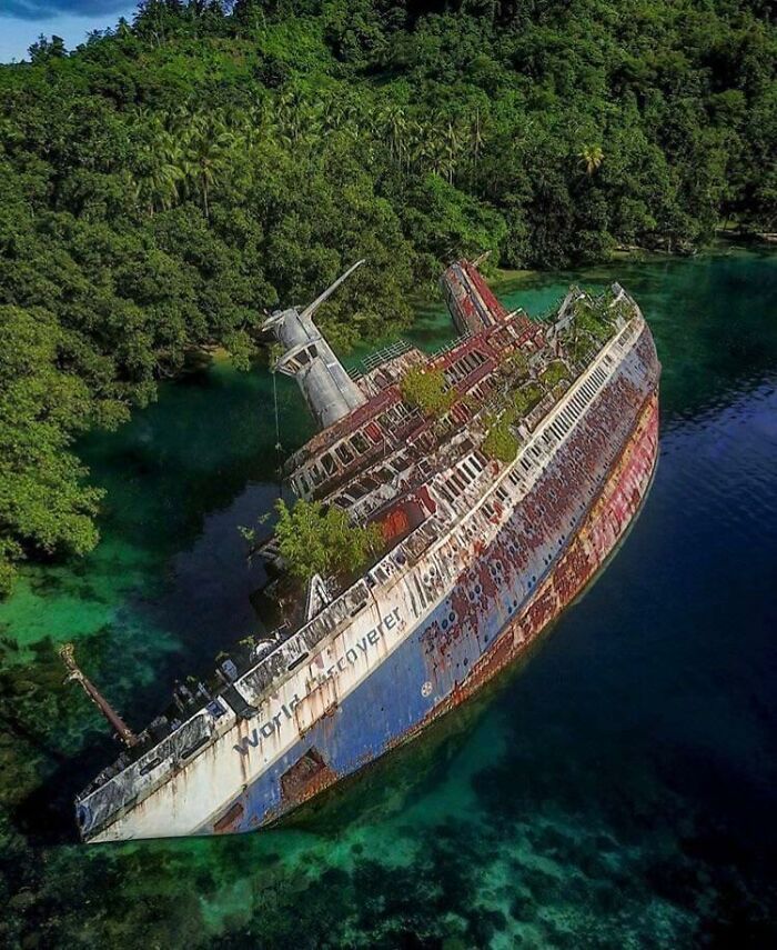 Navire abandonné. Le ms world discoverer était un navire de croisière d’expédition allemand. Il a heurté un récif inexploré dans le passage de sandfly, dans les îles Salomon, le 29 avril 2000.