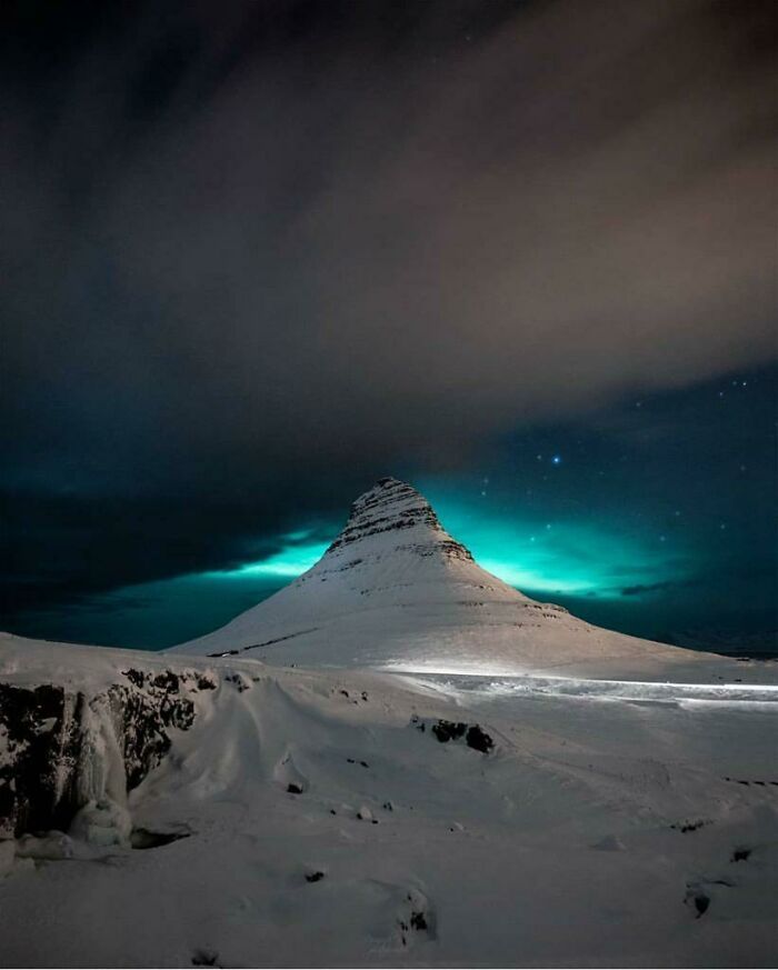 kirkjufell, en islande, met en scène un spectacle de lumière