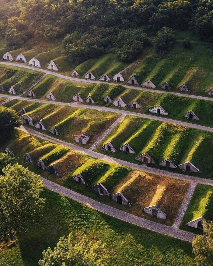 derrière les sept collines, tu trouveras les grottes secrètes des hobbits en hongrie