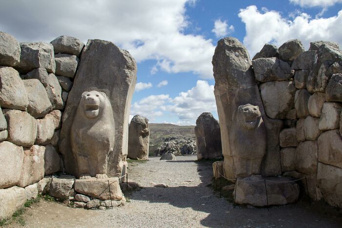 la porte du lion à hattusa, en turquie. cette ville était la capitale de l’empire hittite [oc].