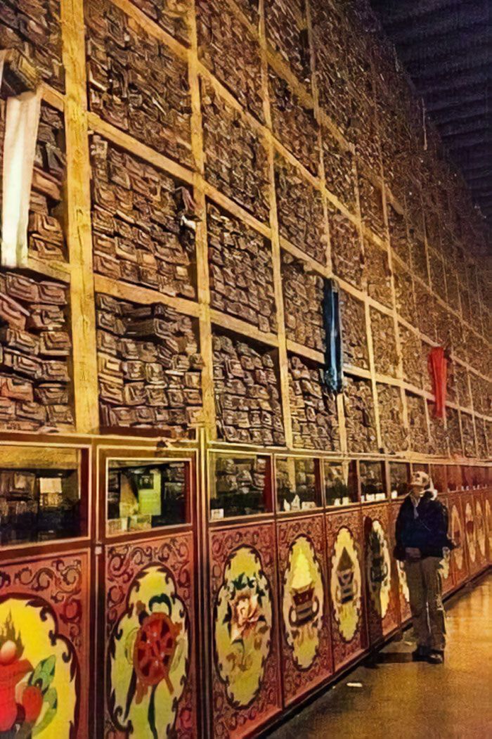 le monastère de sakya. la bibliothèque a été découverte au tibet derrière un énorme mur (60 mètres de long et 10 mètres de haut). elle contient 84 000 manuscrits secrets, qui comprennent l’histoire de l’humanité vieille de plus de 1000 ans