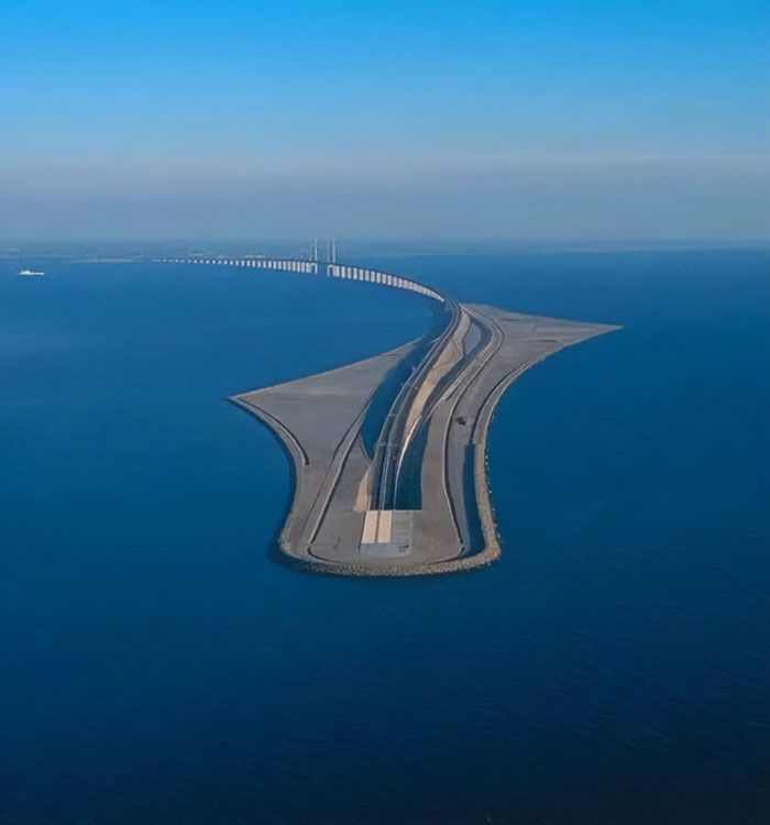 le pont qui vient de suède se transforme en tunnel sous la mer et réapparaît au danemark ; les deux pays sont unis par ce merveilleux travail d’ingénierie.
