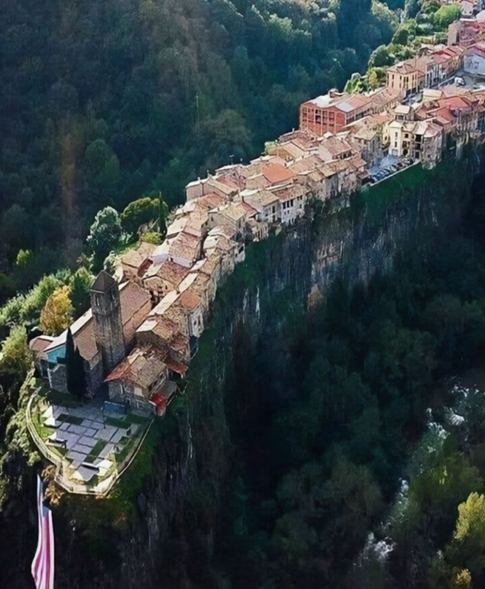Ce village est construit sur une falaise basaltique de plus de 50 m de haut et s’étend sur environ 1 km de long. (castellfollit de la roca, espagne)