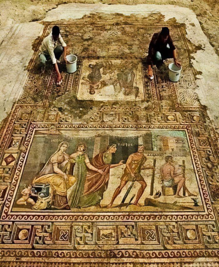 une équipe d’archéologues dirigée par le professeur kutalmış görkay, de l’université d’ankara en turquie, a mis au jour trois mosaïques grecques anciennes dans la ville turque de zeugma, près de la frontière avec la syrie.