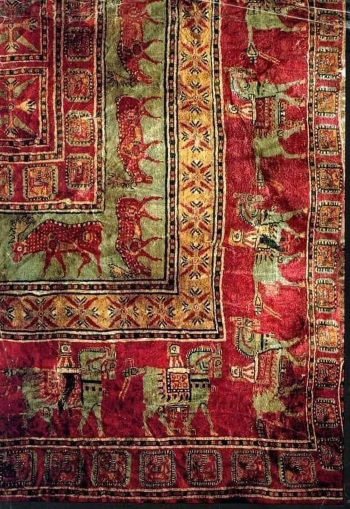 Le plus vieux tapis intact jamais découvert au monde, tissé il y a quelque 2500 ans et retrouvé congelé dans un kurgan dans les montagnes de l’Altaï en Asie centrale.