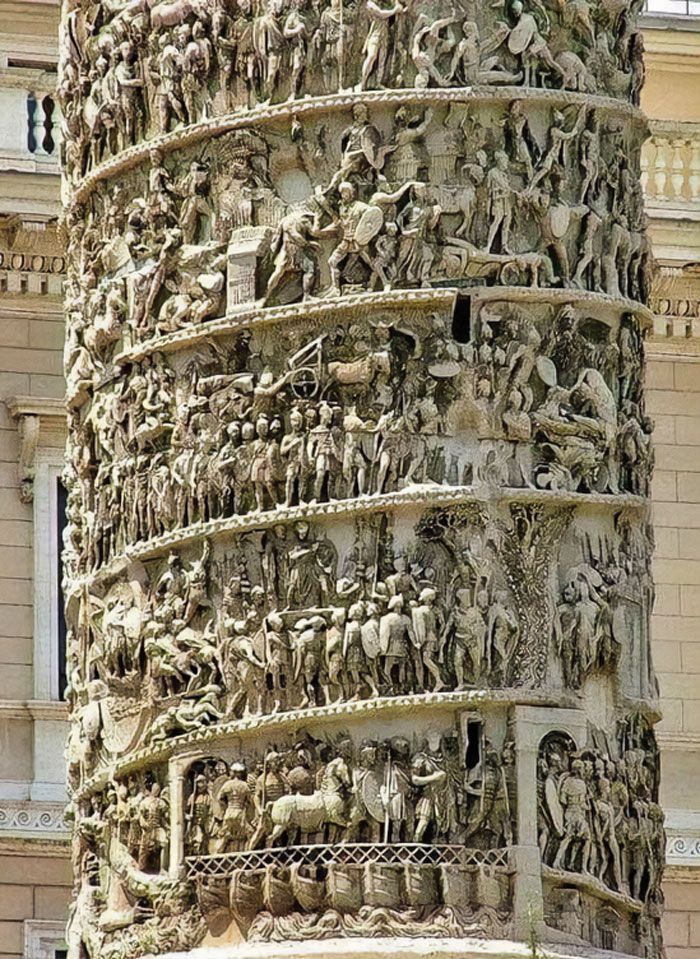 détails architecturaux de la colonne de marcus aurelius.des scènes militaires sculptées bordent cette colonne du 2e siècle à rome, en italie.