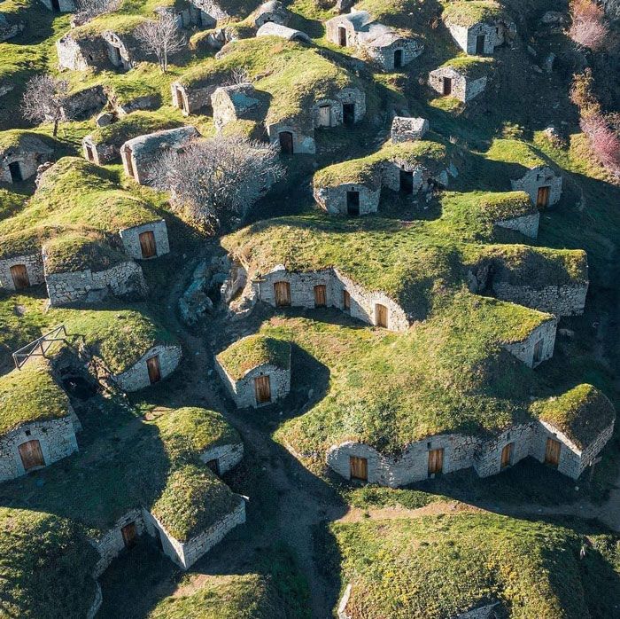 basilicate : pietragalla est la ville des fantastiques « palmenti », appelés dans le dialecte local « rutte », des caves creusées dans la roche encore utilisées aujourd’hui pour la conservation du vin.