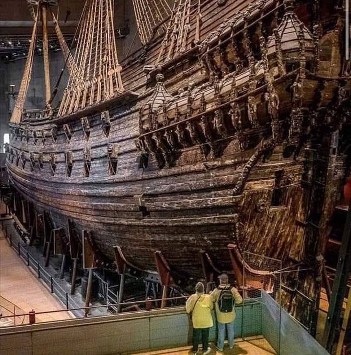 le navire de guerre vasa a coulé lors de son voyage inaugural à stockholm en 1628. après 333 ans au fond de la mer, l’impressionnant navire de guerre a été récupéré et il a enfin pu poursuivre son voyage. aujourd’hui, le vasa est le navire du 17ème siècle le mieux préservé et peut être admiré dans une structure muséale spécialement construite à stockholm.