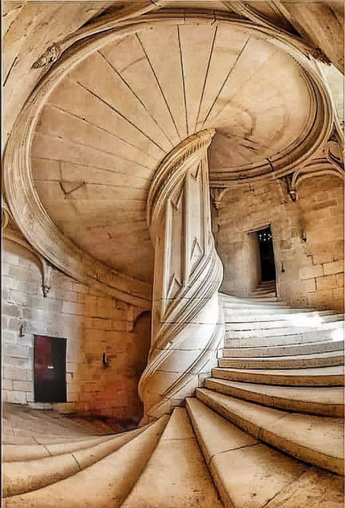 escalier du château de chambord en france. conçu par la grande légende de la haute renaissance leonardo da vinci en 1516