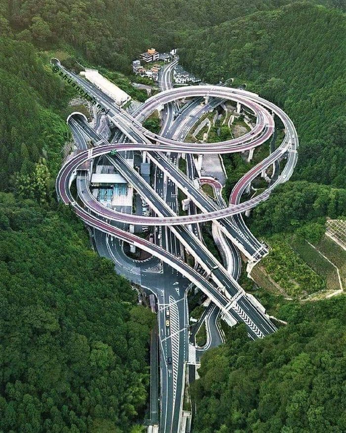 l’échangeur hisashimichi ! c’est une jonction d’autoroute japonaise, réalisée avec un minimum de perte pour l’environnement. c’est un chef d’œuvre d’ingénierie très impressionnant situé à hachioji, près de tokyo, au japon.
