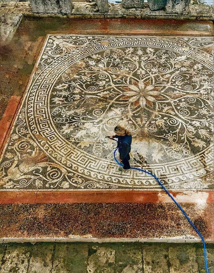 l’une des plus grandes mosaïques pré-romaines jamais découvertes. très élaborée, elle était destinée à montrer la puissance du royaume de macédoine.